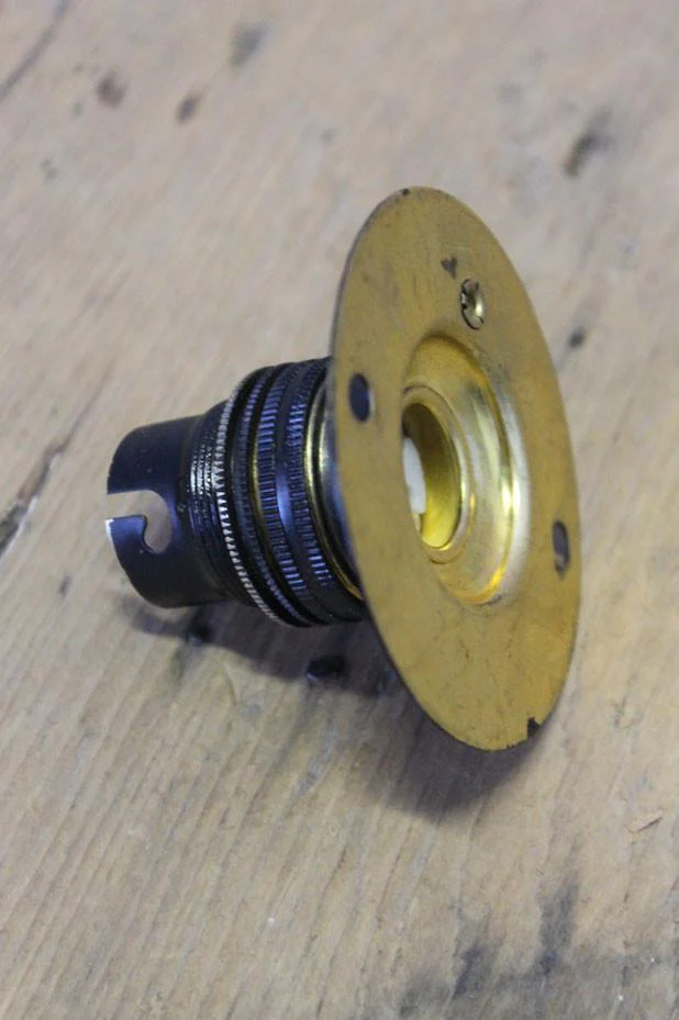 Close To Ceiling B22 Brass Batten Holder - Image 4